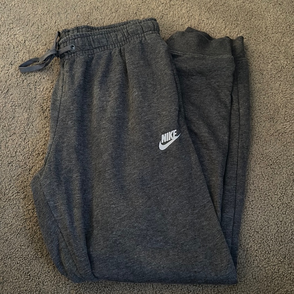 women’s gray nike sweatpant joggers